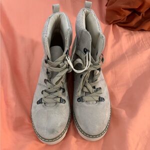 Good sturdy tan boots !